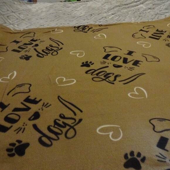 I LOVE DOGS with PAW PRINTS, HEARTS & PUPPY NOSES Handmade Fleece Throw NEW - Picture 2 of 3